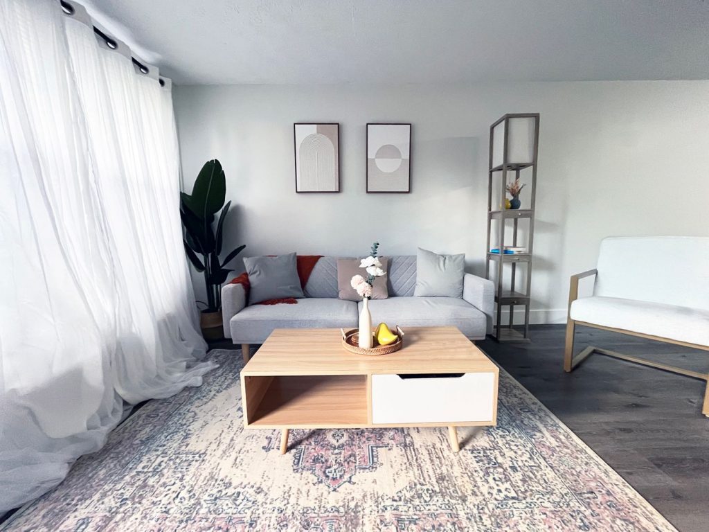 Woodgate Apartments, Johnstown, OH: living room with sofa and coffee table